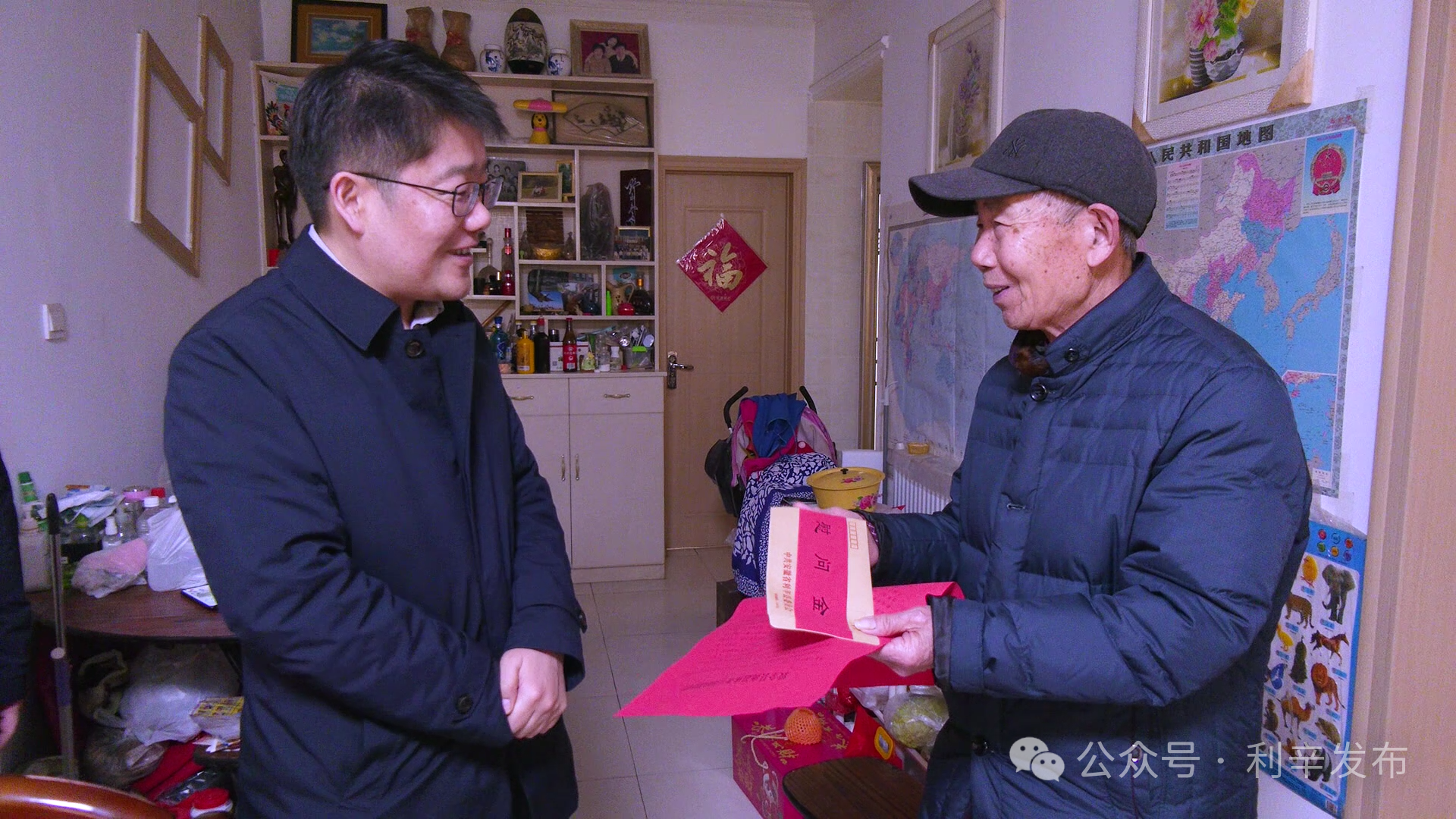 万洪超走访慰问县政协退休老干部和困难职工